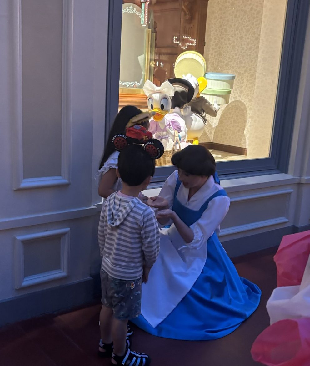 子供たちがディズニープリンセスと対話しているシーン。画面の後ろにはドナルドダックのディスプレイが見える。