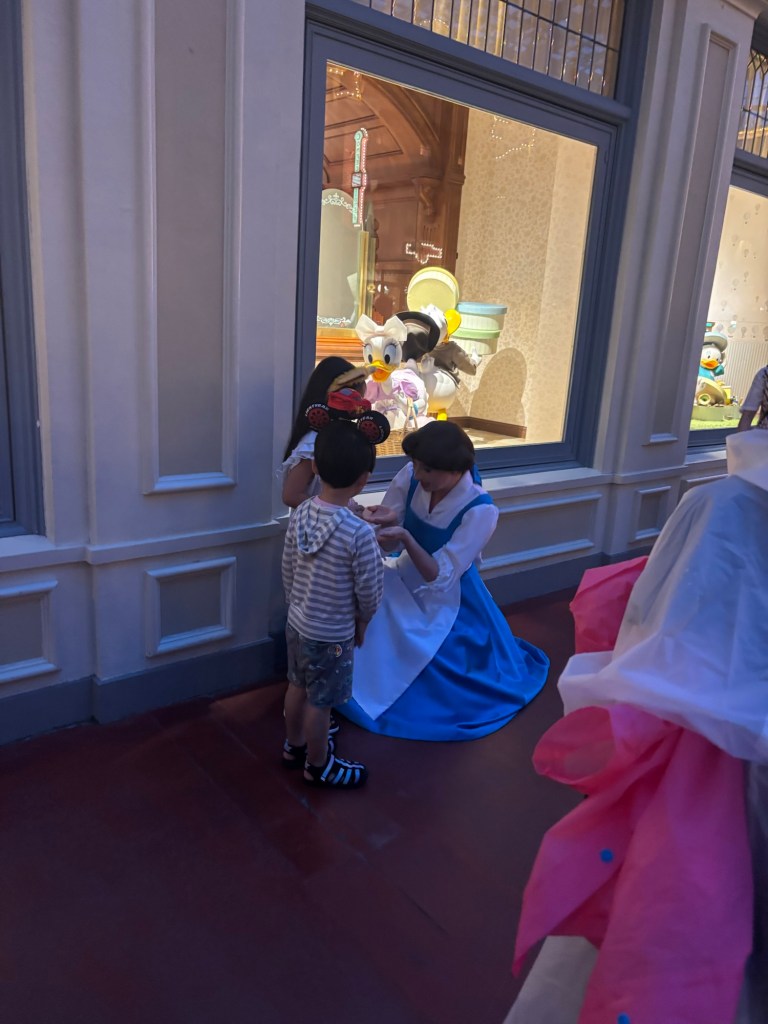 子供たちがディズニープリンセスと対話しているシーン。画面の後ろにはドナルドダックのディスプレイが見える。